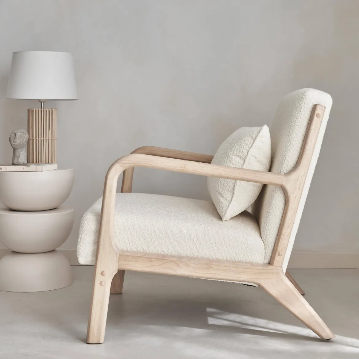 Poltrona scandinava in legno e tessuto bouclé testurizzato