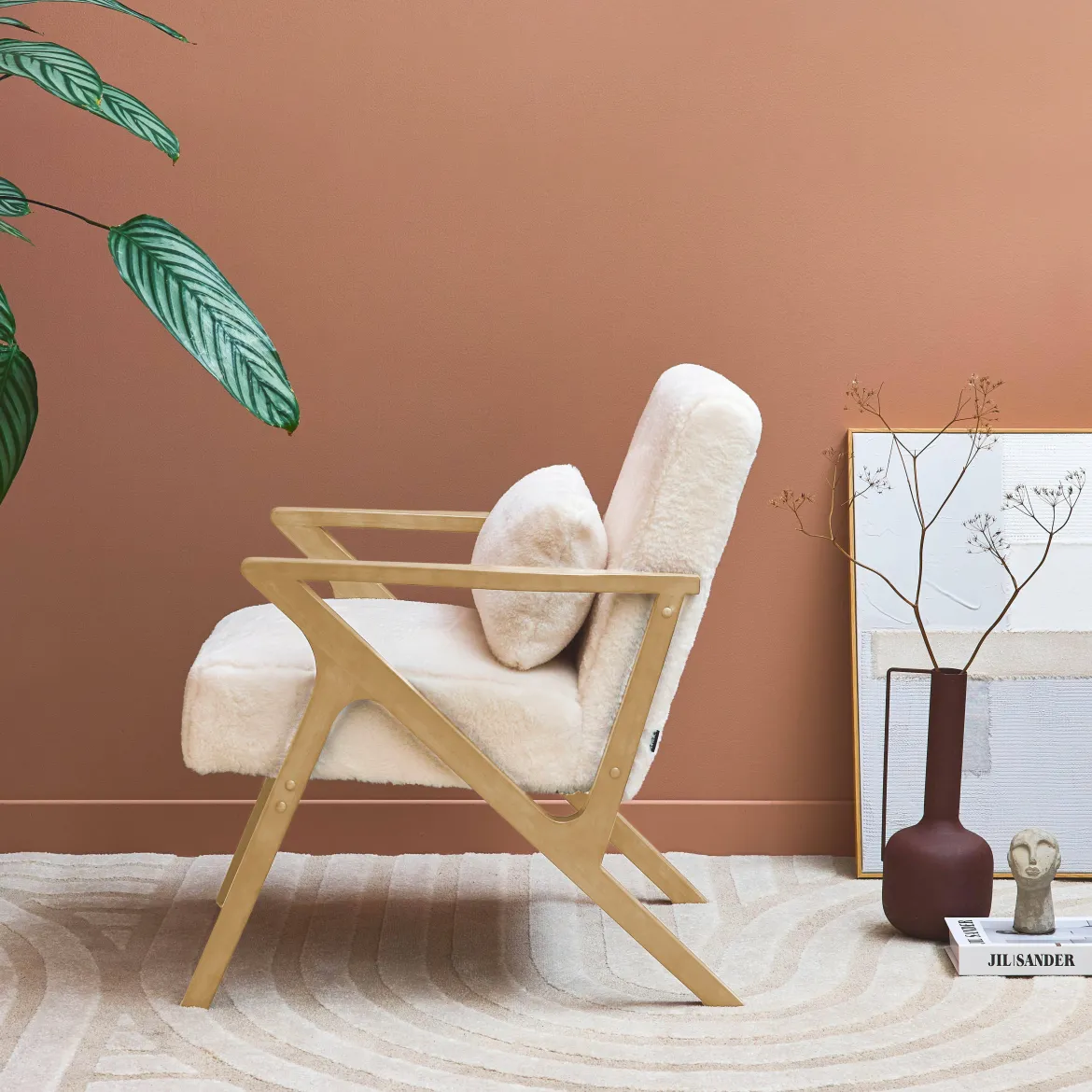 Poltrona scandinava in legno di hevea e tessuto effetto pelliccia sintetica