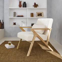 Poltrona scandinava in legno di hevea e bouclé