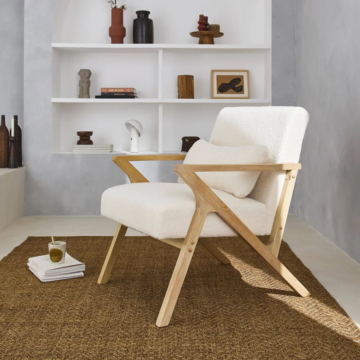 Poltrona scandinava in legno di hevea e bouclé