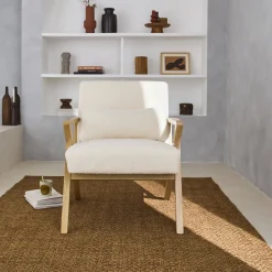 Poltrona scandinava in legno di hevea e bouclé