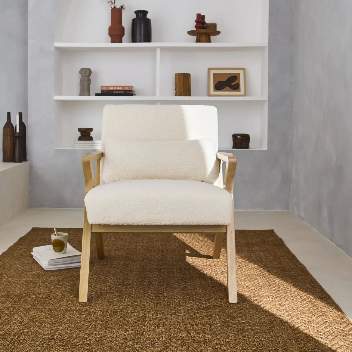 Poltrona scandinava in legno di hevea e bouclé
