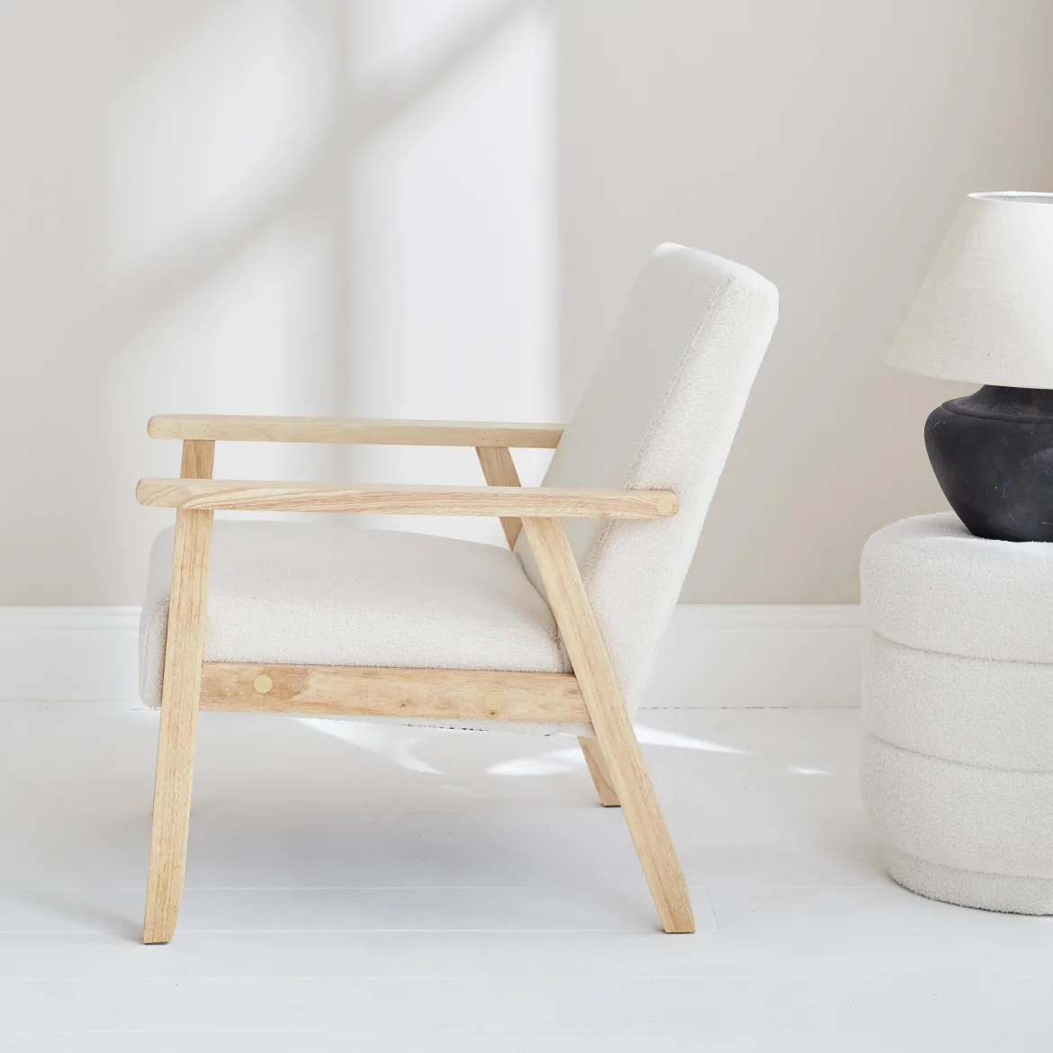 Poltrona scandinava in legno e tessuto bouclé