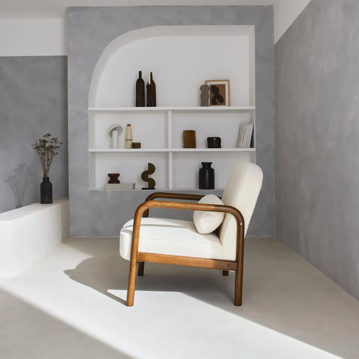 Poltrona scandinava in legno di hevea tinto noce