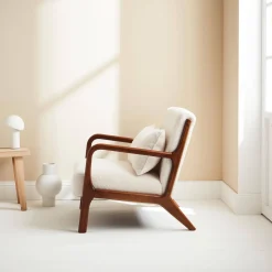Poltrona scandinava in tessuto bouclé e legno di gomma scuro