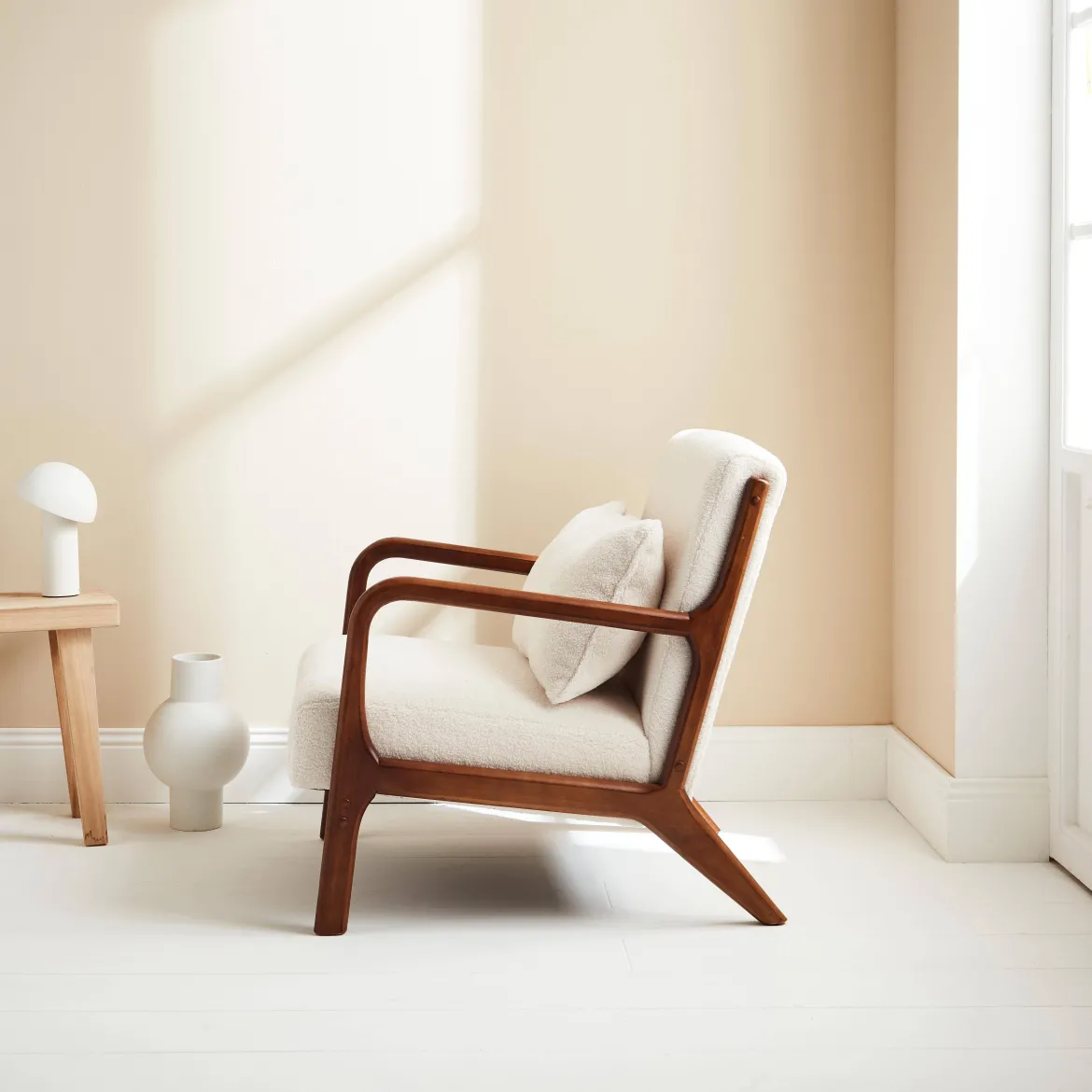 Poltrona scandinava in tessuto bouclé e legno di gomma scuro