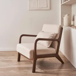 Poltrona scandinava in tessuto beige e legno di hevea