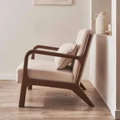Poltrona scandinava in tessuto beige e legno di hevea