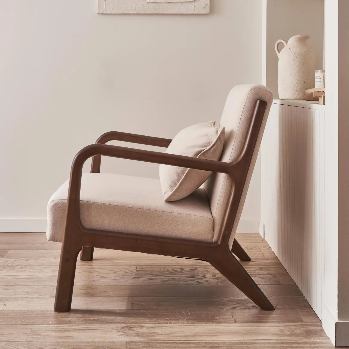 Poltrona scandinava in tessuto beige e legno di hevea