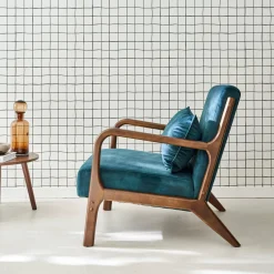 Poltrona scandinava in velluto e legno di hevea tinto noce scuro