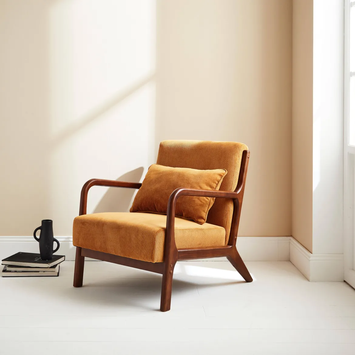 Poltrona scandinava in velluto a coste e legno di hevea