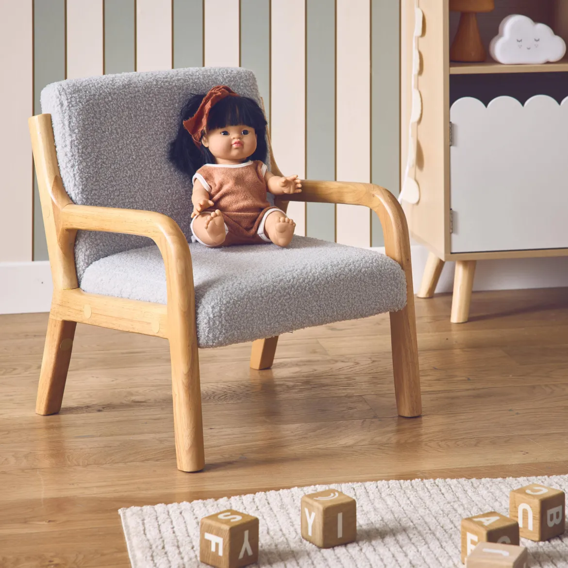 Poltrona scandinava per bambini in tessuto bouclé e legno