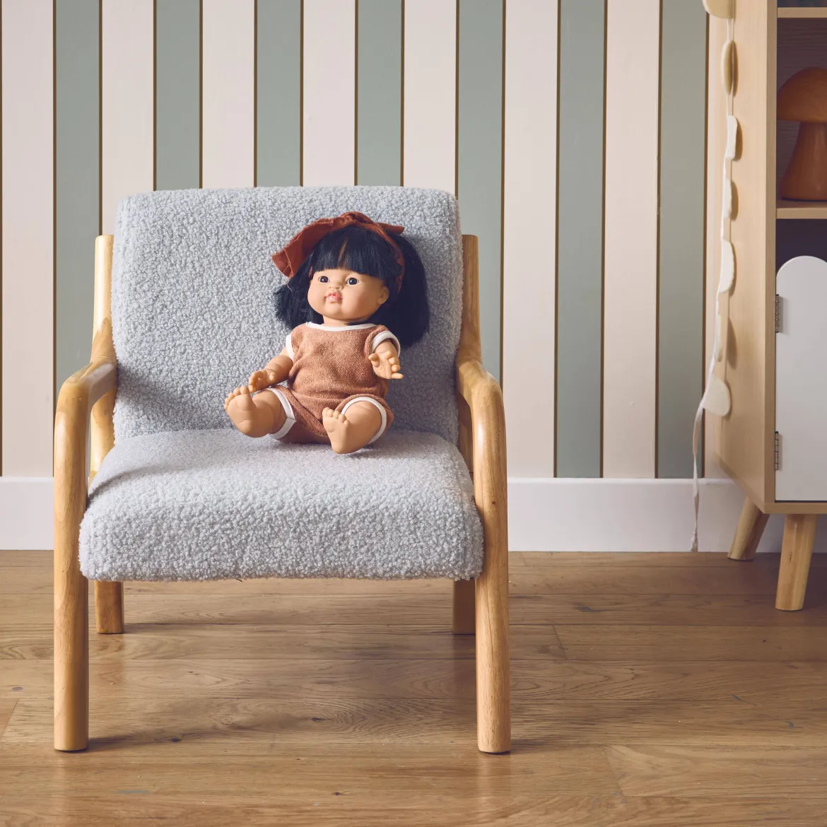 Poltrona scandinava per bambini in tessuto bouclé e legno