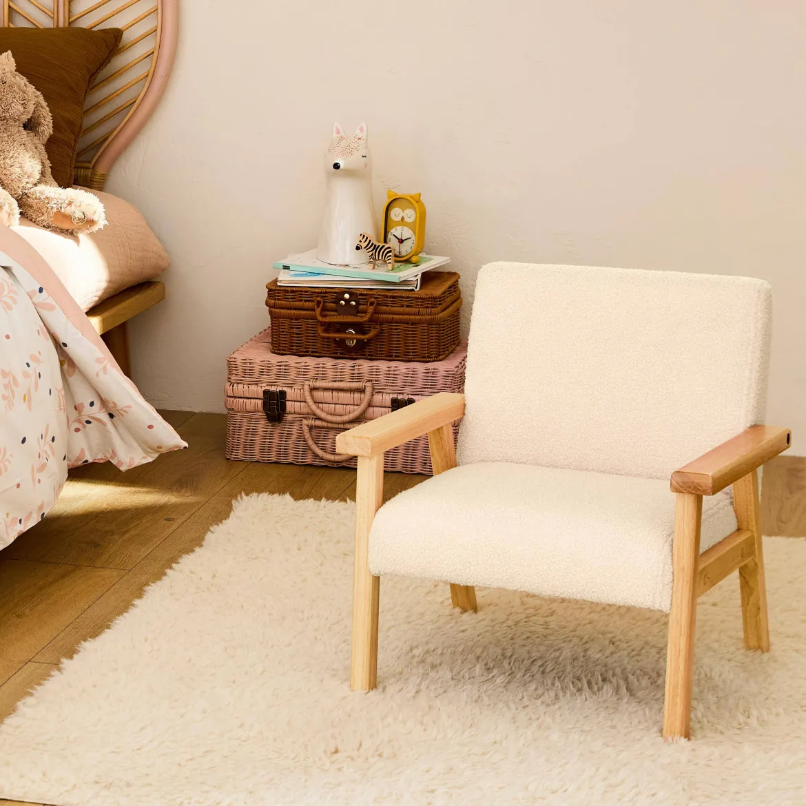 Poltrona scandinava per bambini in tessuto bouclé e legno di hevea