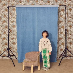 Poltrona vintage per bambini in tessuto ciniglia e legno di hevea