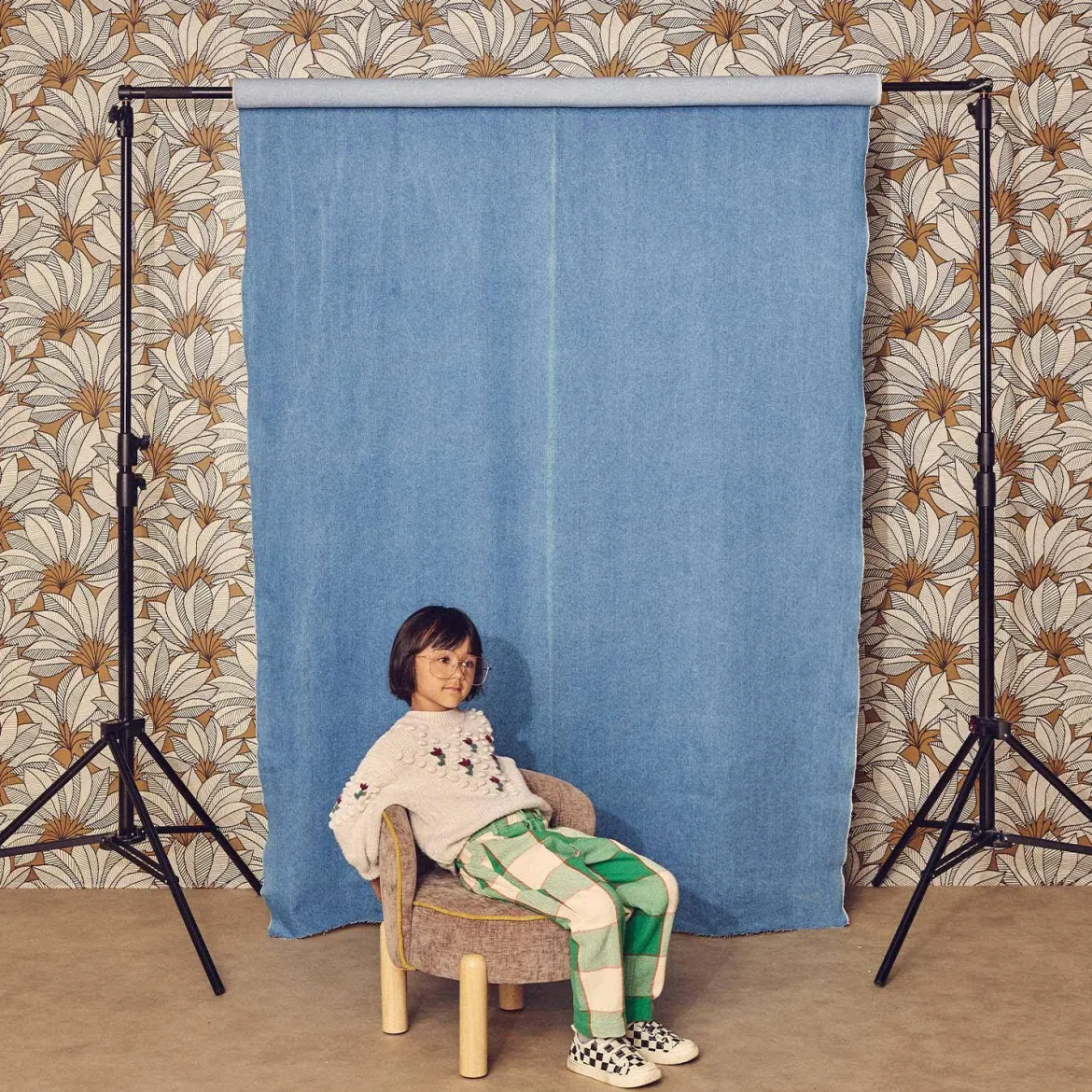 Poltrona vintage per bambini in tessuto ciniglia e legno di hevea
