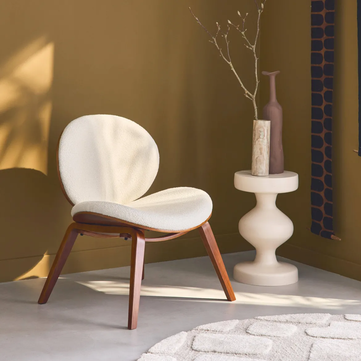 Poltrona con finiture effetto legno curvato e tessuto bouclé