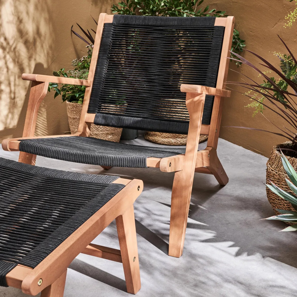 Poltrona da giardino in legno e corda con poggiapiedi