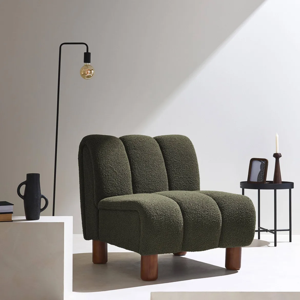 Poltrona relax con gambe rotonde in legno e tessuto bouclé