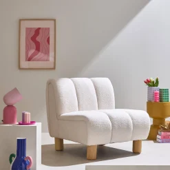 Poltrona relax con gambe rotonde in legno e tessuto bouclé
