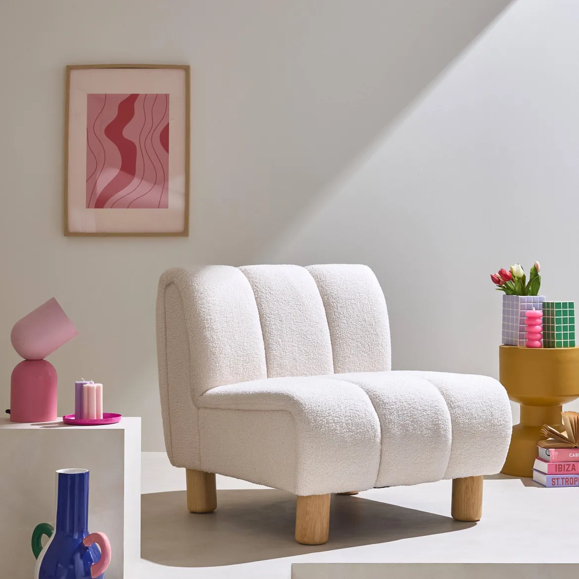 Poltrona relax con gambe rotonde in legno e tessuto bouclé