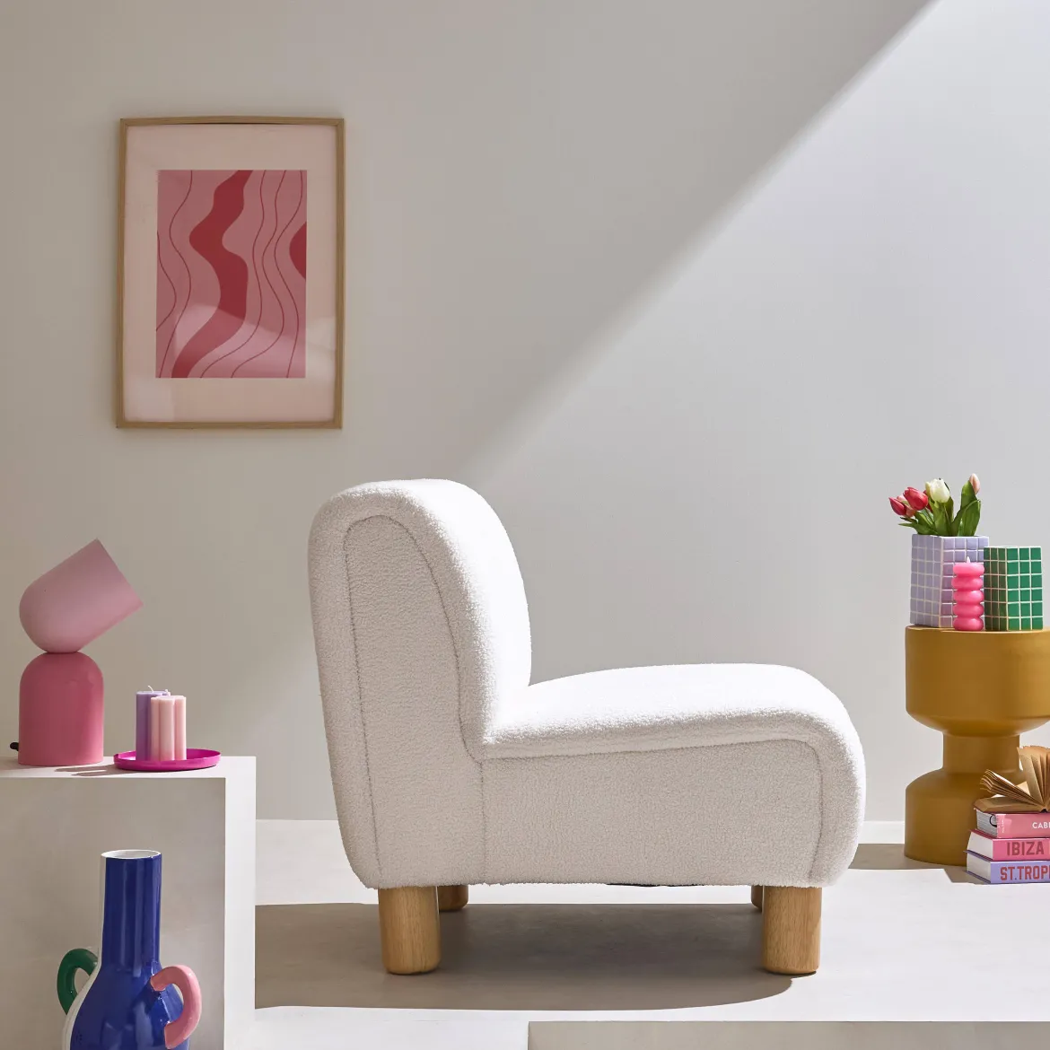 Poltrona relax con gambe rotonde in legno e tessuto bouclé