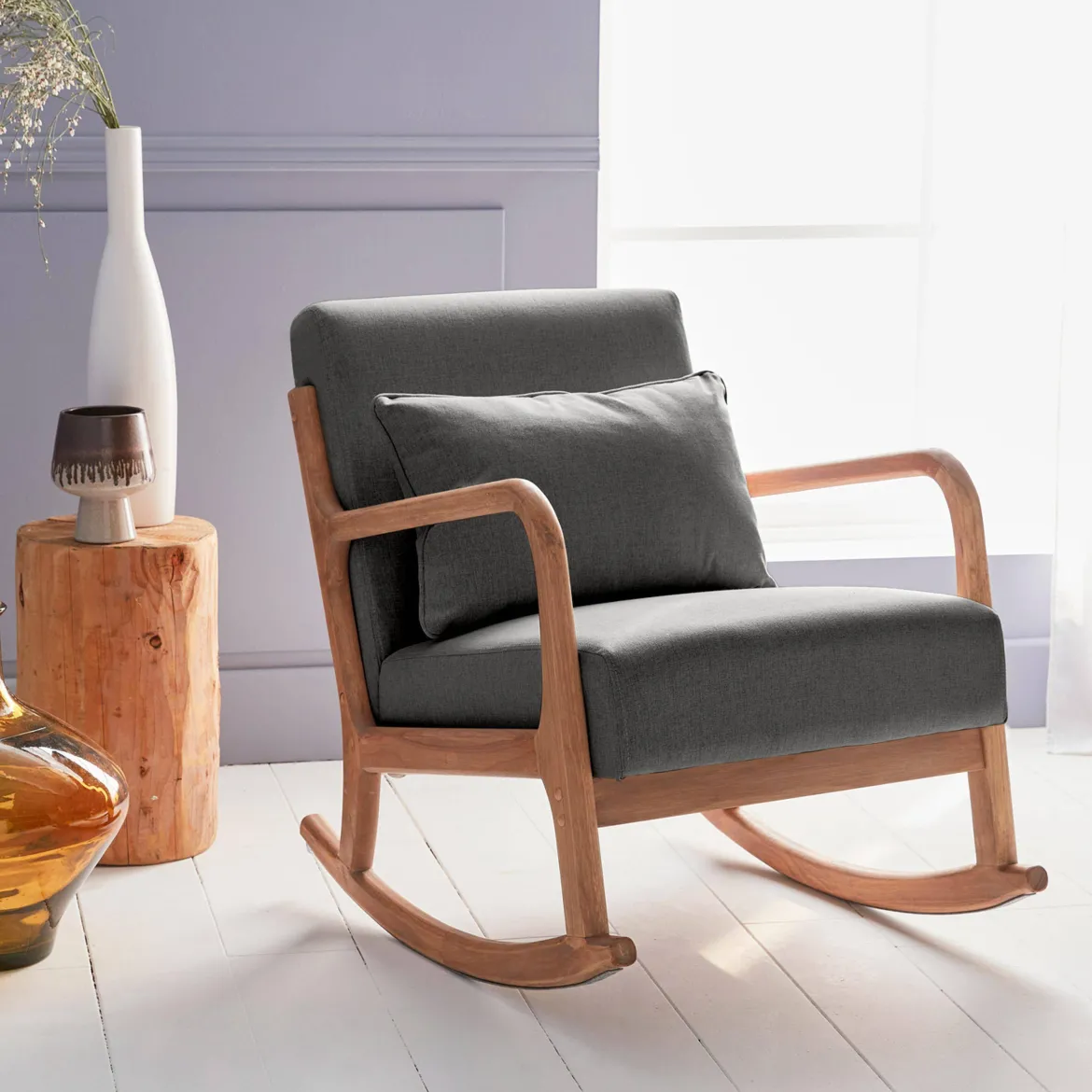 Poltrona scandinava a dondolo in legno e tessuto con braccioli