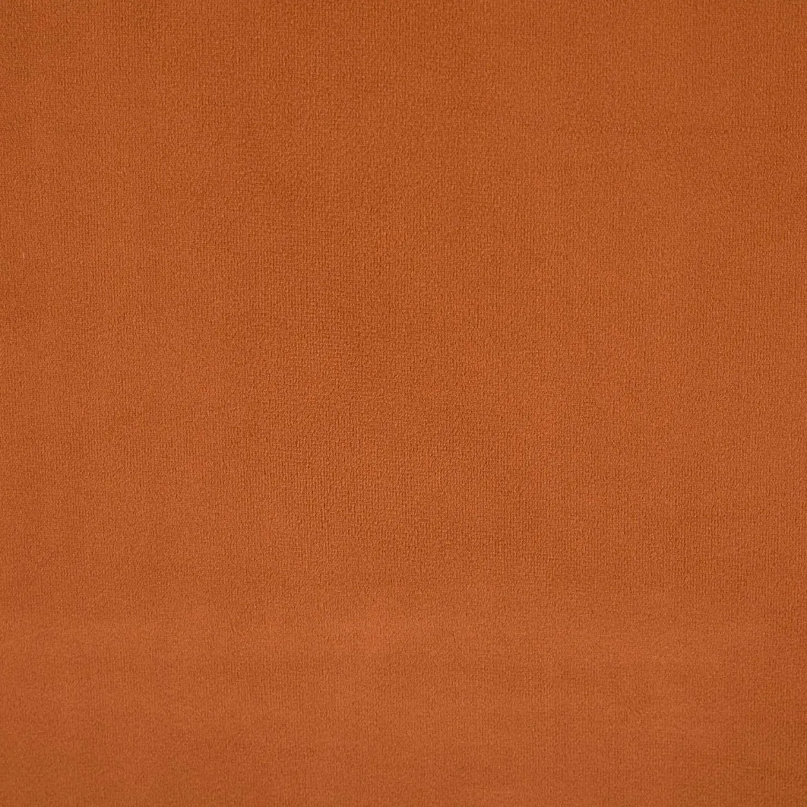 Poltrona scandinava in legno di hevea tinto noce e tessuto in velluto