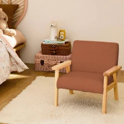 Poltrona scandinava per bambini in tessuto bouclé e legno di hevea