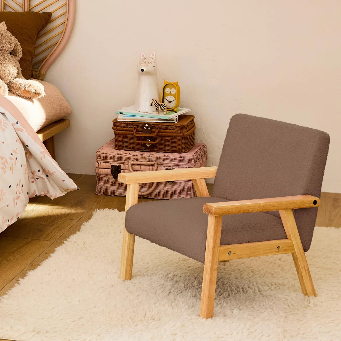 Poltrona scandinava per bambini in tessuto bouclé e legno di hevea