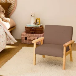 Poltrona scandinava per bambini in tessuto bouclé e legno di hevea
