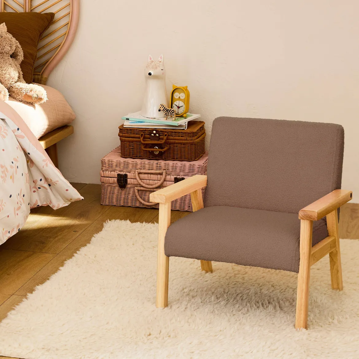 Poltrona scandinava per bambini in tessuto bouclé e legno di hevea