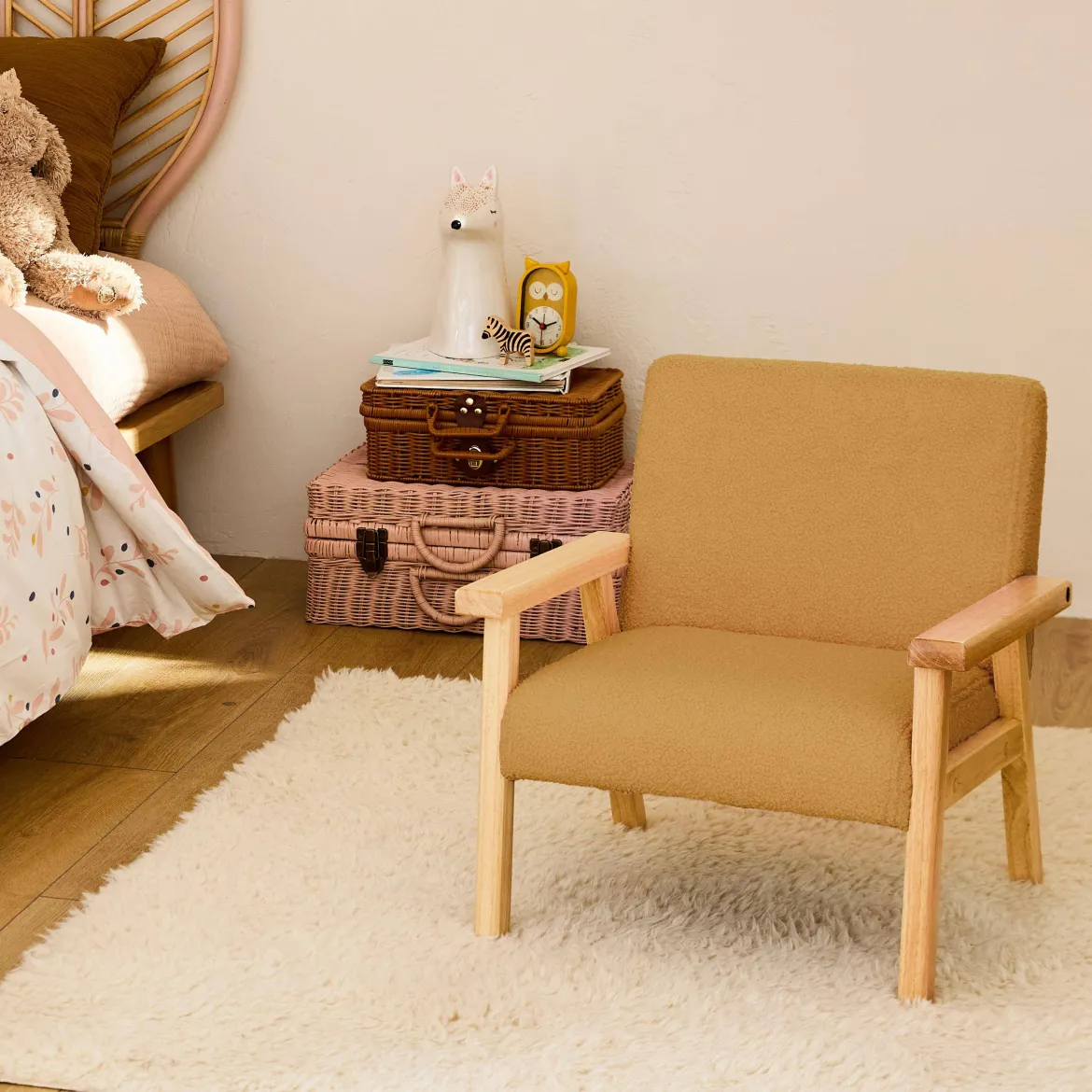 Poltrona scandinava per bambini in tessuto bouclé e legno di hevea
