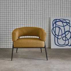 Poltrona tessuto schienale incurvato piedi metallo