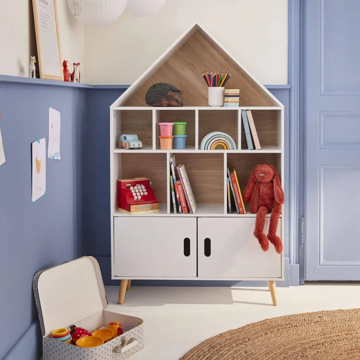 Scaffale per bambini in legno a forma di casa