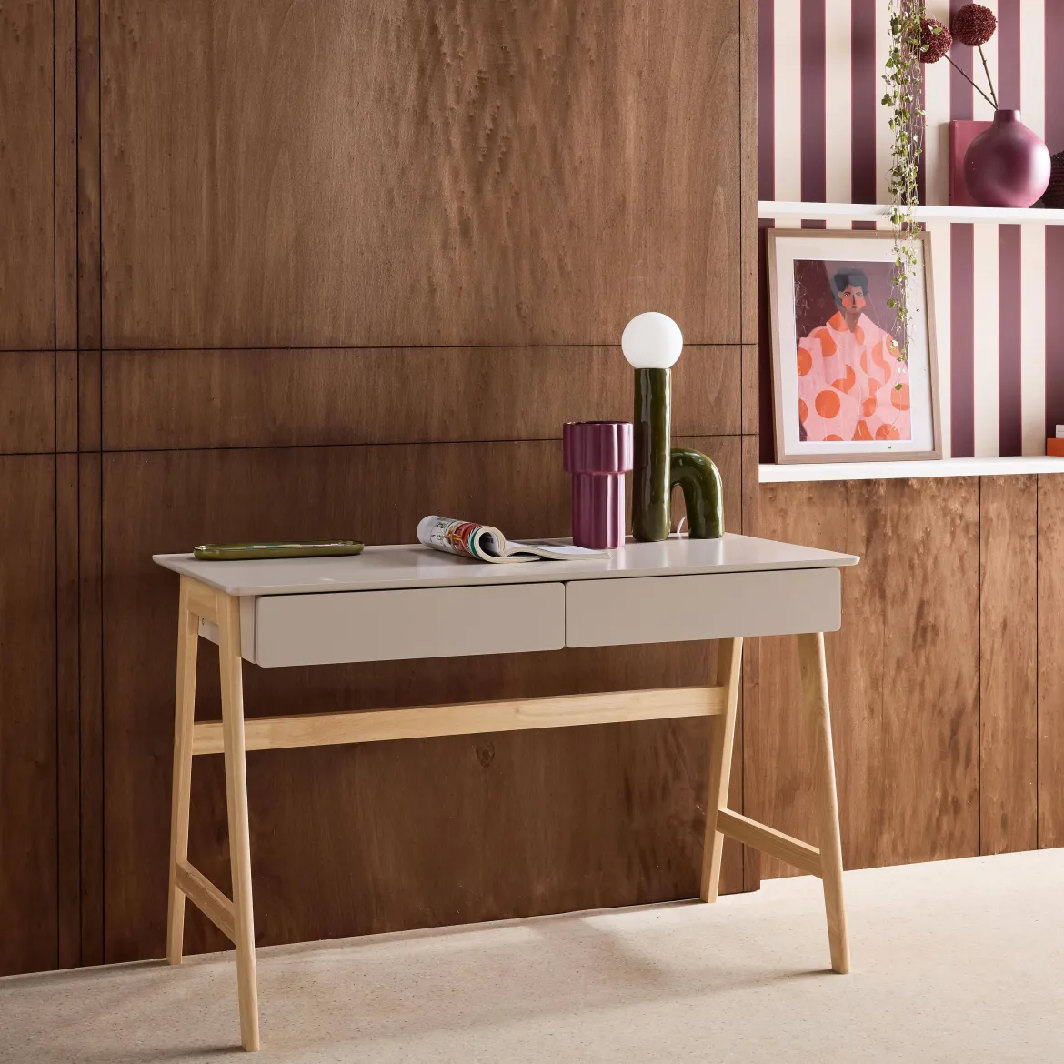 Scrivania decorata in legno di hevea con 2 cassetti