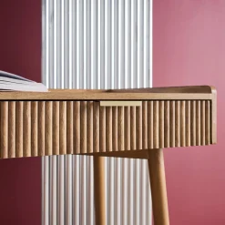 Scrivania effetto legno di mango scanalato 2 cassetti