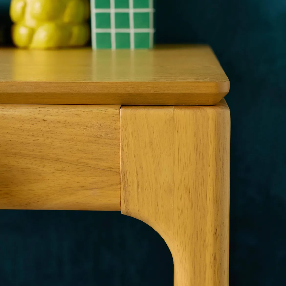 Scrivania in legno di hevea impiallacciato in frassino, 2 cassetti