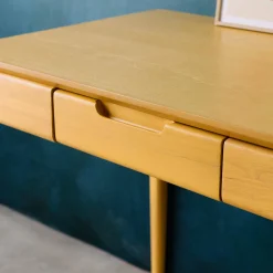 Scrivania in legno di hevea impiallacciato in frassino, 2 cassetti