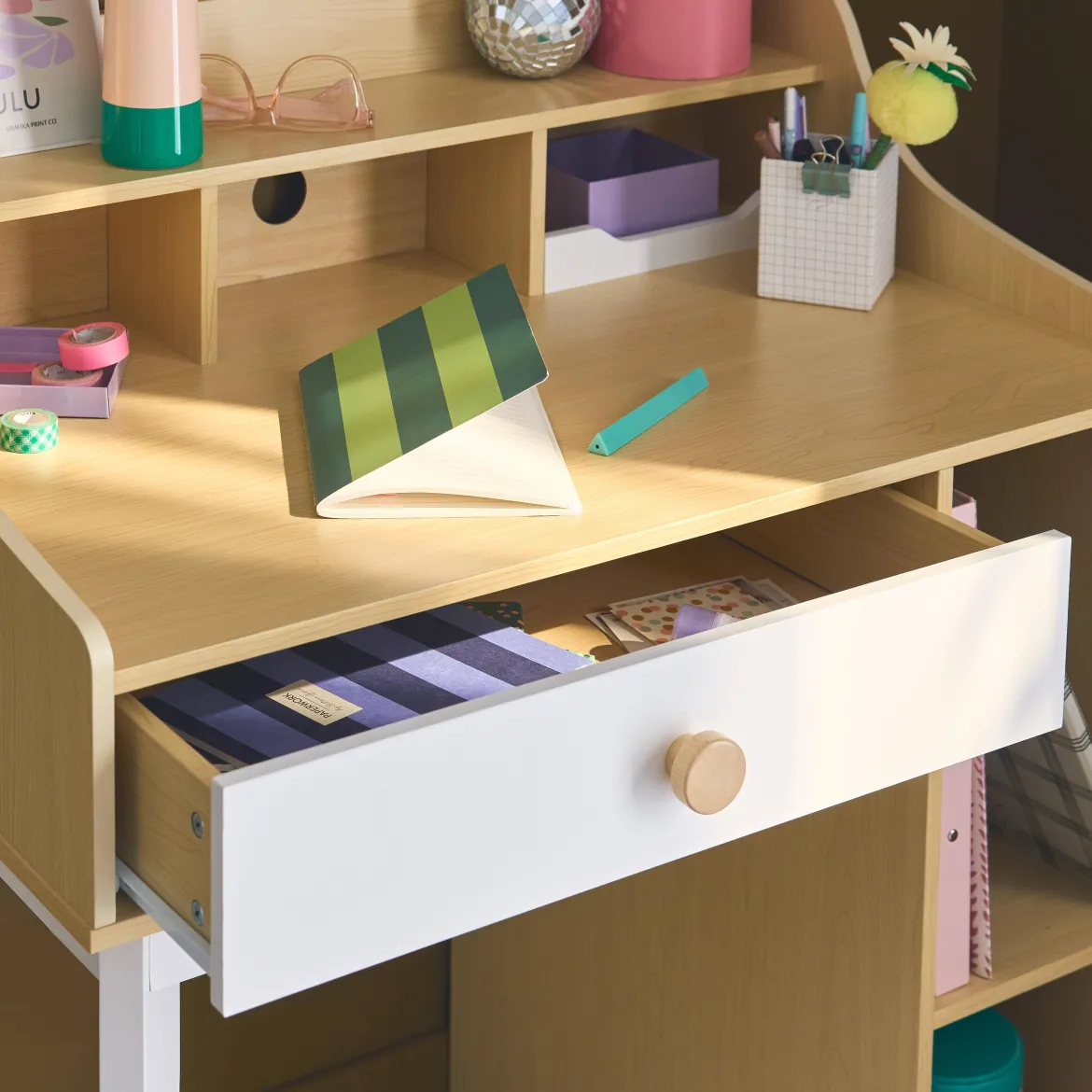 Scrivania per bambini con cassetto e ripiani
