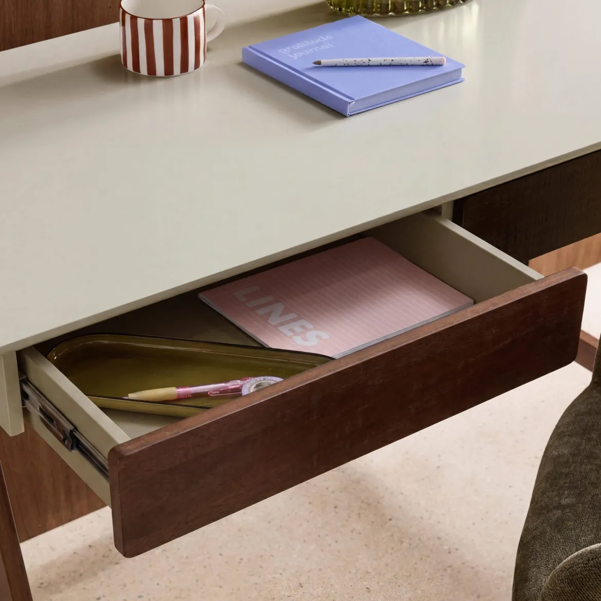 Scrivania decorata in legno di hevea con 2 cassetti