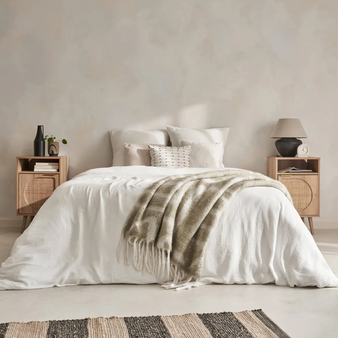 Set 2 comodini, decoro in legno, canalina arrotondata