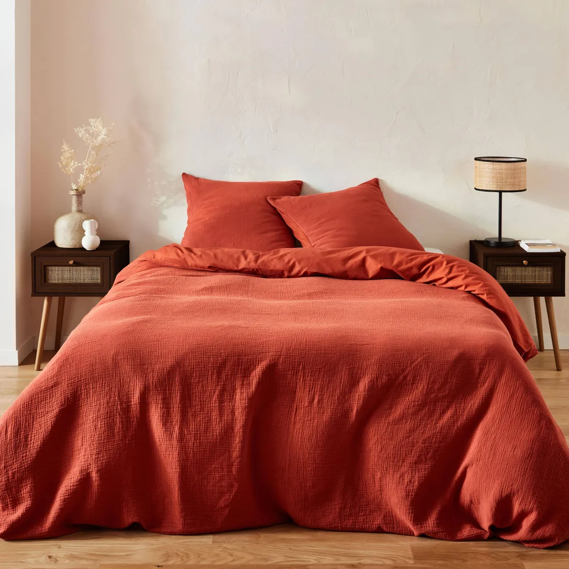 Set 2 comodini effetto legno e cannage
