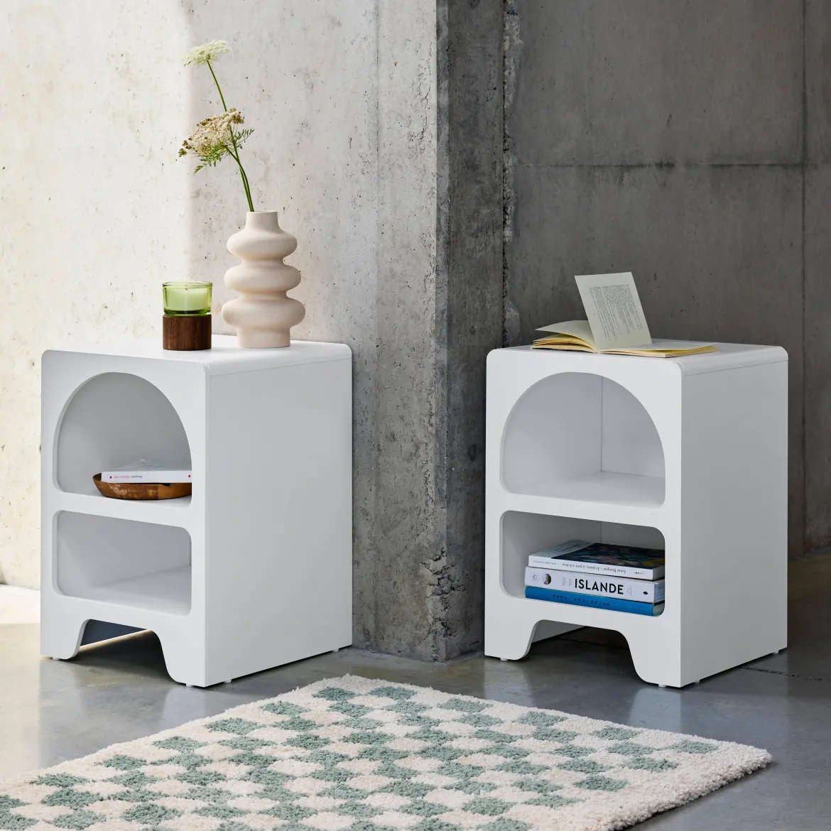 Set 2 comodini effetto legno bianco, 2 nicchie