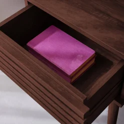 Set 2 comodini scandinavi con decoro in legno scanalato