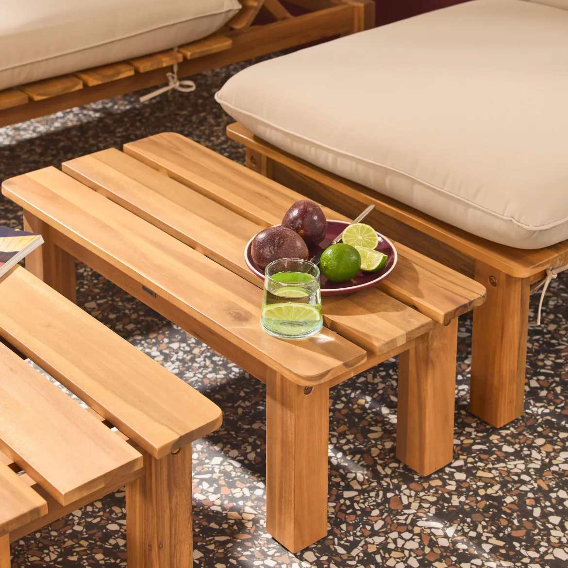 Set 2 lettini prendisole modulari in legno multiposizione con tavolino
