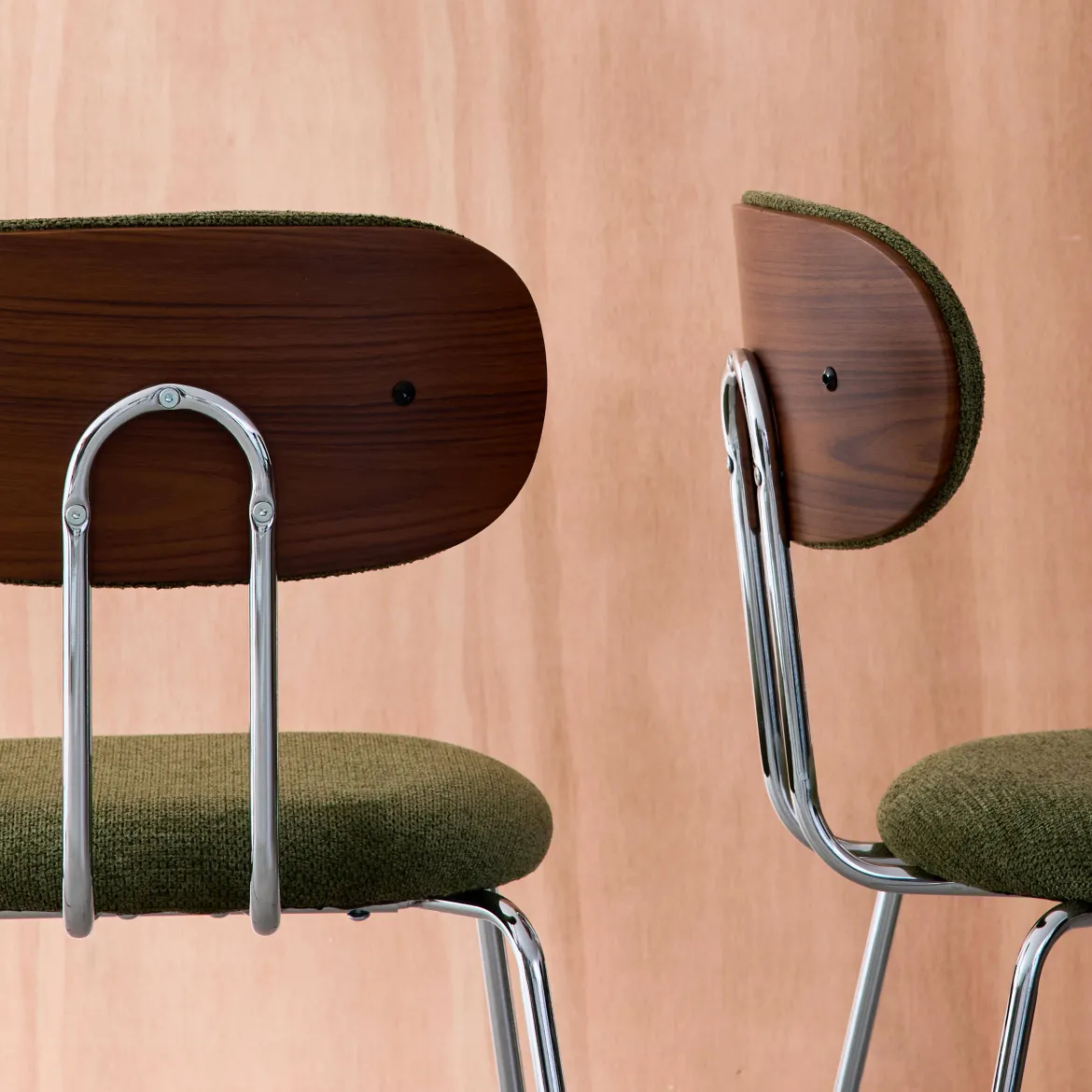 Set 2 sedie in legno tinto noce e tessuto idrorepellente