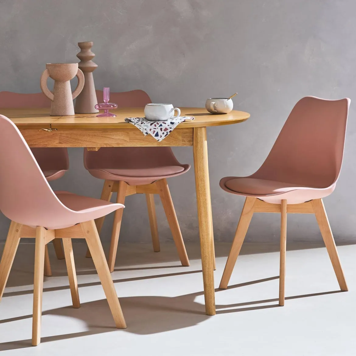 Set 4 sedie scandinave imbottite con gambe in legno