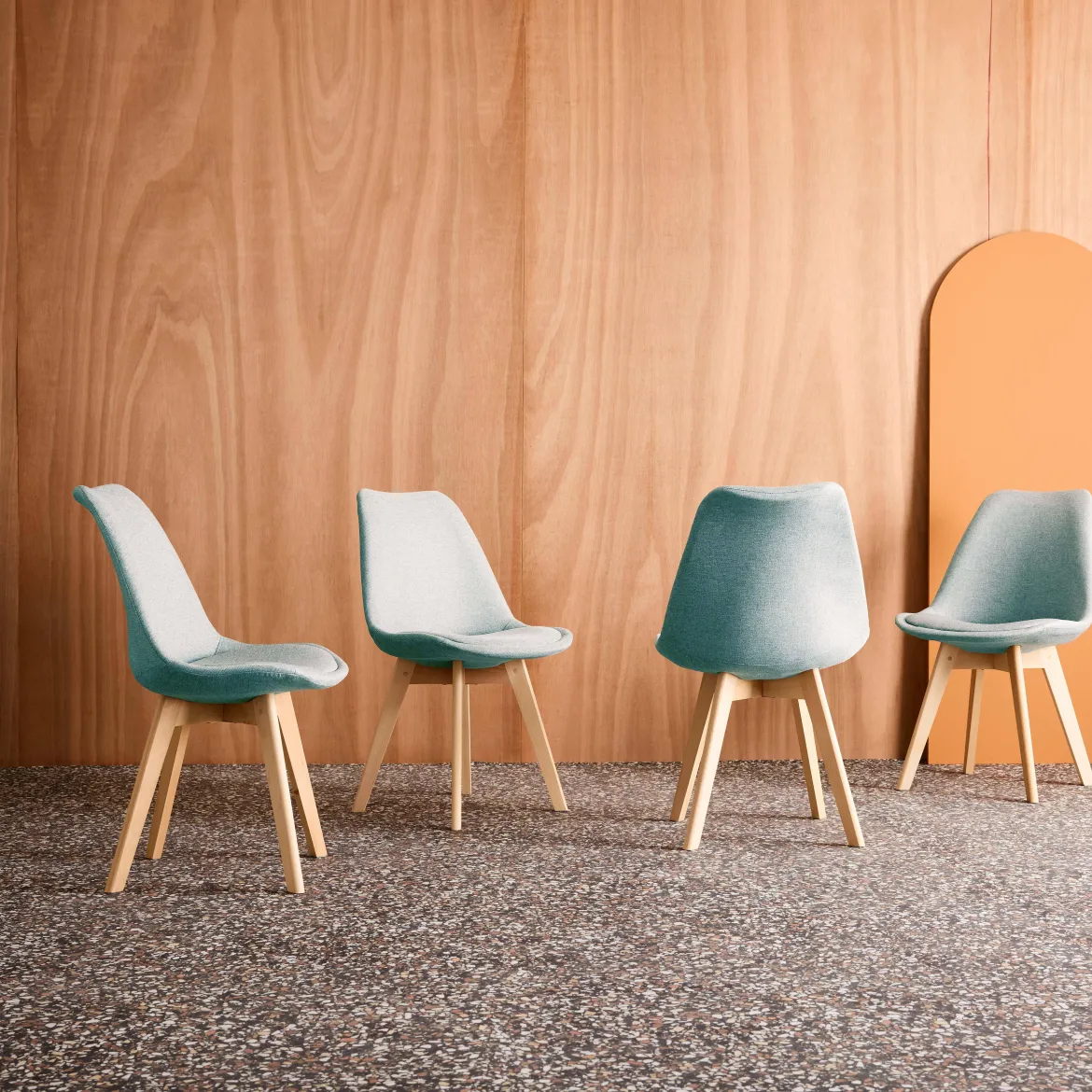 Set di 4 sedie scandinave in legno di faggio e tessuto semplice