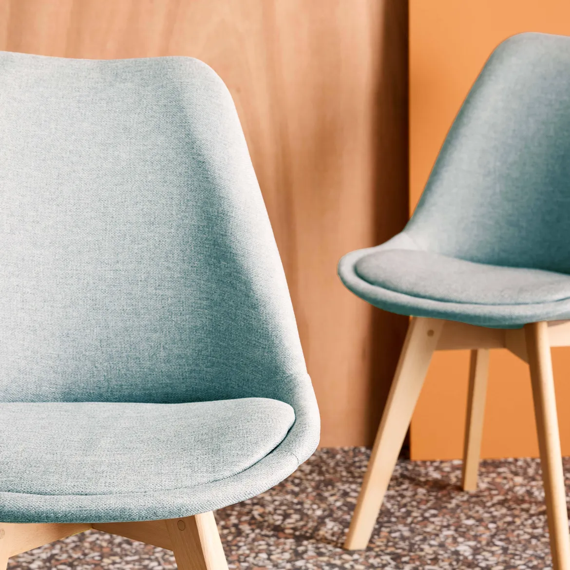 Set di 4 sedie scandinave in legno di faggio e tessuto semplice